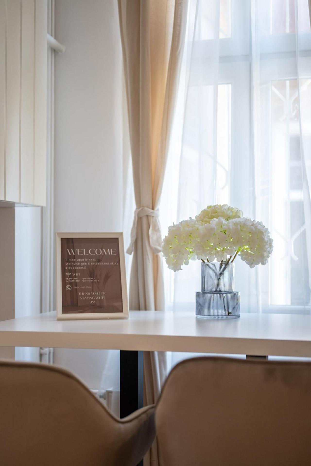 Deluxe And Cozy City Center Suite For 8Ppl Budapest Eksteriør billede